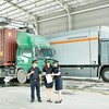 Công chức hải quan giám sát hoạt động xuất nhập khẩu hàng hóa thông qua hệ thống máy soi container. Ảnh: Phi Vũ.