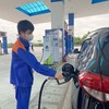 Sau khi tăng thêm 235 đồng/lít, giá bán lẻ mỗi lít xăng RON95 vượt 20.000 đồng từ 15 giờ chiều nay. 