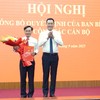 Bí thư Tỉnh uỷ Quảng Trị Lê Ngọc Quang tặng hoa chúc mừng tân Phó bí thư Tỉnh uỷ Nguyễn Chiến thắng. Ảnh: Linh Việt