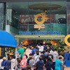 Người dân chen nhau xếp hàng mua vàng bình ổn giá, song hơn 7.000 lượng đã bị "găm" lại, bán ra ngoài theo giá thị trường để hưởng chênh lệch.