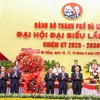 Đồng chí Trần Cẩm Tú tặng hoa chúc mừng Đại hội đại biểu lần thứ I Đảng bộ thành phố Đà Nẵng nhiệm kỳ 2025 - 2030.