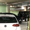 Một chiếc xe điện đang sạc tại khu vực dành riêng trong một hầm đỗ xe ở trung tâm thủ đô Washington D.C. Ảnh: Ngọc Quang - PV TTXVN tại Mỹ