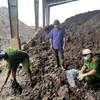 Lực lượng chức năng kiểm tra khu vực chôn lấp chất thải. Ảnh: BCA