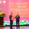 Ông Lê Minh Hưng - Trưởng Ban Tổ chức Trung ương trao quyết định của Bộ Chính trị chỉ định ông Lê Ngọc Quang giữ chức Bí thư Thành uỷ Đà Nẵng.
