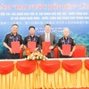 Lãnh đạo bốn cơ quan hải quan của hai nước đã ký kết Biên bản thống nhất nội dung hợp tác.