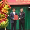 Ông Lê Minh Hưng - Trưởng Ban Tổ chức Trung ương trao quyết định cho ông Nguyễn Đình Trung