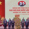 Bí thư Trung ương Đảng Trần Lưu Quang (thứ ba từ phải qua) tặng hoa chúc mừng Bí thư, các Phó Bí thư tỉnh ủy Cà Mau nhiệm kỳ 2025 - 2030