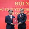 Ông Lê Minh Hưng, Ủy viên Bộ Chính trị, Bí thư Trung ương Đảng, Trưởng Ban Tổ chức Trung ương trao Quyết định của Bộ Chính trị điều động, chỉ định ông Nguyễn Văn Phương (trái ảnh) giữ chức vụ Bí thư Tỉnh ủy Quảng Trị.