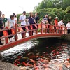 Du khách tham quan tại Trung tâm Thương mại và Du lịch Dũng Tân. Ảnh: Hồng Hạnh. 