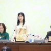 Phó chủ nhiệm Ủy ban Công tác đại biểu Tạ Thị Yên trả lời báo chí. Ảnh: Duy Linh. 