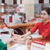 Ngành ngân hàng đang đẩy mạnh ứng dụng công nghệ và chuyển đổi số, nhưng phòng giao dịch vẫn là “điểm chạm” quan trọng