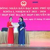 Bà Đặng Thị Hồng Gấm, Phó Bí thư Thường trực Đảng ủy, Chủ tịch HĐND đặc khu Phú Quốc (bên phải) tặng hoa chúc mừng bà Nguyễn Thị Kim Loan.
