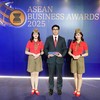 Đại diện Vietjet, Phó Giám đốc tài chính Nguyễn An Phú nhận giải "Doanh nghiệp xuất sắc nhất ngành du lịch Đông Nam Á" tại Giải thưởng Doanh nghiệp ASEAN 2025 