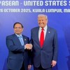 Thủ tướng Chính phủ Phạm Minh Chính có cuộc tiếp xúc ngắn với Tổng thống Hoa Kỳ Donald Trump bên lề Hội nghị Cấp cao ASEAN - Hoa Kỳ. Ảnh: VGP