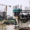 Dự án cầu Đuống mới thi công được hai trụ dưới lòng sông do vướng mắc mặt bằng hai đầu. (Ảnh: Việt Hùng/Vietnam+) 