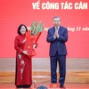 Tổng Bí thư Tô Lâm trao quyết định của Bộ Chính trị tới đồng chí Bùi Thị Minh Hoài.