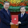 Tổng Bí thư Tô Lâm trao Quyết định của Bộ Chính trị điều động, phân công, bổ nhiệm đồng chí Lê Minh Trí giữ chức Phó Trưởng Ban Thường trực Ban Nội chính Trung ương. (Ảnh: Thống Nhất/TTXVN).