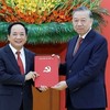 Tổng Bí thư Tô Lâm trao Quyết định của Bộ Chính trị điều động, phân công, bổ nhiệm đồng chí Trịnh Văn Quyết giữ chức Trưởng Ban Tuyên giáo và Dân vận Trung ương. (Ảnh: Thống Nhất/TTXVN).