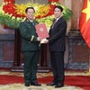 Chủ tịch nước Lương Cường trao Quyết định bổ nhiệm đồng chí Nguyễn Trọng Nghĩa giữ chức Chủ nhiệm Tổng cục Chính trị Quân đội nhân dân Việt Nam, đồng thời thăng quân hàm từ Thượng tướng lên Đại tướng. (Ảnh: Lâm Khánh/TTXVN).