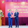 Trưởng ban Tổ chức Trung ương Lê Minh Hưng trao Quyết định của Bộ Chính trị cho tân Bí thư Tỉnh ủy Nghệ An Nguyễn Khắc Thận. Ảnh Phạm Bằng