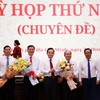 Bí thư Thành ủy TP.HCM Trần Lưu Quang tặng hoa chúc mừng 3 tân Phó chủ tịch UBND TP.HCM - Ảnh: H.K
