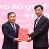Ủy viên Bộ Chính trị, Bí thư Thành ủy Hà Nội Nguyễn Duy Ngọc trao quyết định cho ông Vũ Đại Thắng. Ảnh: Viết Thành.