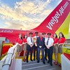 Phó Tổng giám đốc Thường trực Vietjet Tô Việt Thắng (áo vest xanh tím than) cùng phi hành đoàn Vietjet chào đón tàu bay mới/ 