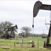 Giàn khoan dầu ở Luling, Texas, Mỹ. Ảnh: THX/TTXVN 
