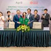 Ông Huỳnh Văn Pháp - Phó Tổng Giám đốc AgriS và ông Shin Juback - Tổng giám đốc LOTTE MART trao biên bản ký kết hợp tác