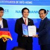 Ông Nguyễn Văn Được, Uỷ viên Trung ương Đảng, Phó bí thư Thành ủy, Chủ tịch UBND TP.HCM - Phó Chủ tịch Hội đồng điều hành VIFC - HCMC trao Chứng nhận Thành viên chiến lược cho đại diện Nam A Bank, Ông Trần Khải Hoàn – Thành viên Hội đồng quản trị kiêm Quyền Tổng giám đốc Nam A Bank.
