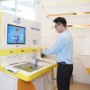 Khách hàng giao dịch tại Điểm giao dịch số OneBank.