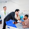 Ông Trần Hùng Huy, Chủ tịch ACB trực tiếp đến thăm hỏi, động viên và trao quà cho các bệnh nhi tại giường bệnh.