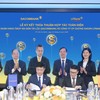 Ông Nguyễn Minh Tâm – Phó Tổng Giám đốc SACOMBANK (trái) và ông Hoàng Việt Anh – Tổng Giám đốc LPBS (phải) thực hiện ký kết thỏa thuận hợp tác.