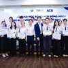 Chủ tịch ACB Trần Hùng Huy trao học bổng cho sinh viên tại Đại học Quốc gia TPHCM.