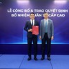 Ông Lý Hoài Văn - Tổng giám đốc BVBank (bên phải) trao Quyết định bổ nhiệm đến ông Nguyễn Đăng Di - Giám đốc Khối KHCN (bên trái)