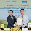Đại diện KPMG trao thư xác nhận hoàn thành giao phẩm quan trọng này đến đại diện Nam A Bank.