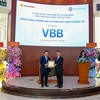 Ông Dương Nhất Nguyên - Chủ tịch HĐQT Vietbank nhận quyết định niêm yết từ ông Trịnh Sơn Hồng - Quyền Chủ tịch Sở GDCK TP.HCM