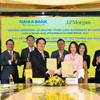 Ông Trần Khải Hoàn - Thành viên HĐQT, Tổng giám đốc Nam A Bank ký kết thỏa thuận cùng đại diện Ngân hàng JPMorgan Chase, bà Phan Bích Vân - Tổng giám đốc.