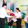 Đại diện chủ đầu tư bàn giao sổ hồng cho cư dân New Lavida.
