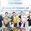 Chủ tịch Xuân Cầu Holdings và Chủ tịch Petrolimex tặng hoa chúc mừng Lãnh đạo CTCP Hạ tầng Năng lượng Xanh Việt Nam