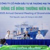 Ông Nguyễn Văn Thời (giữa) và ông Nguyễn Đức Mạnh (trái) ngồi đoàn chủ tọa tại ĐHCĐ thường niên 2025 của TNG