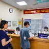 Giải quyết thủ tục hành chính cho người dân.
