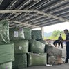 Hải quan kiểm tra hàng hóa quá cảnh Việt Nam. 