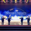 Ông Bùi Hoàng Phương - UV Dự khuyết BCHTW Đảng, Thứ trưởng Bộ Khoa học và Công nghệ (thứ 3 từ phải sang), ông Phạm Tiến Dũng – Phó Thống đốc NHNN Việt Nam (thứ 3 từ trái sang) cùng Ban lãnh đạo LPBank và Vietnam Post thực hiện nghi thức chúc mừng 15 năm hợp tác chiến lược giữa hai đơn vị