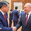 Thủ tướng Lê Minh Hưng gặp ngắn Tổng thống Liên bang Nga Vladimir Putin. (Ảnh: Dương Giang/TTXVN)