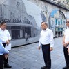 Chủ tịch UBND TP. Hà Nội Vũ Đại Thắng cùng Đoàn công tác kiểm tra thực địa tại khu vực 131 vòm cầu đường sắt phía Nam cầu Long Biên (Phùng Hưng - Gầm Cầu). Ảnh: Lê Hải.