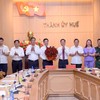 Đại biểu dự Hội nghị tặng hoa chúc mừng ông Trịnh Mạnh Linh