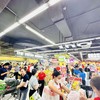 Tấp nập khách mua sắm tại siêu thị WinMart.