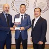 Ông Nguyễn Đức Hoàn - Tổng giám đốc (giữa) và Ông Võ Đình Nam - Giám đốc nhân sự (phải) nhận giải thưởng tại Singapore