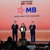 Bà Vũ Thị Hải Phượng, Phó Chủ tịch HĐQT MB nhận vinh danh từ ban tổ chức.